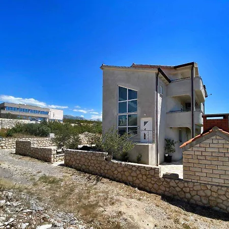 Two-bedroom In Ii דירה *