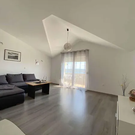 Two-bedroom In Ii דירה *